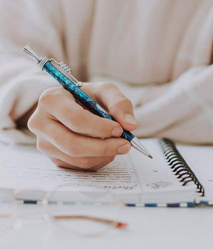 Une personne corrige son manuscrit, car elle a compris pourquoi corriger son roman était important.