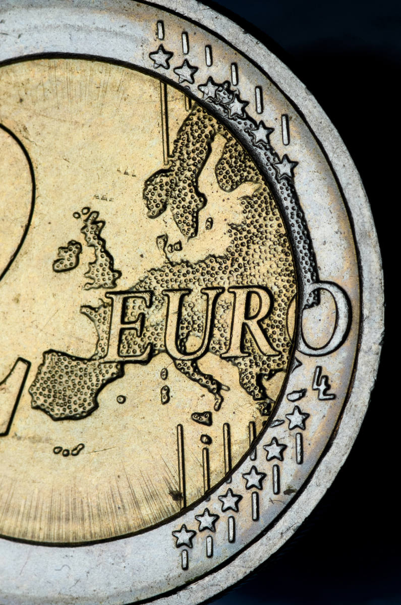 Une pièce de 2 euros, le début de l'investissement dans la correction d'un roman ou d'un ouvrage de vulgarisation scientifique.